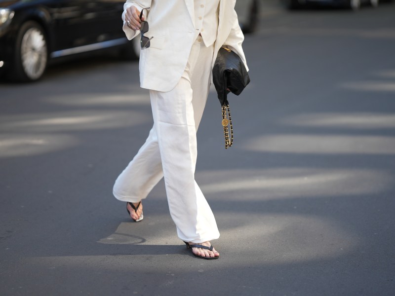 Frau trägt Leinenhose