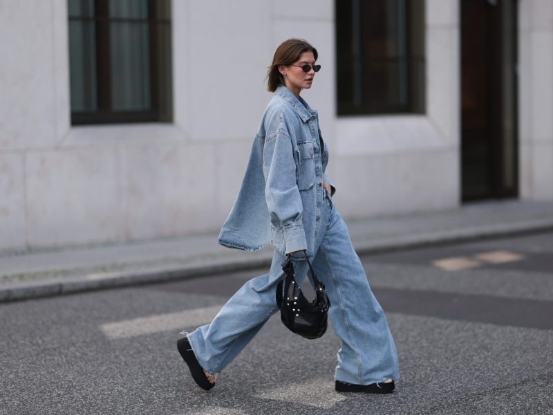 Frau mit Jeanshose und Jeanshemd