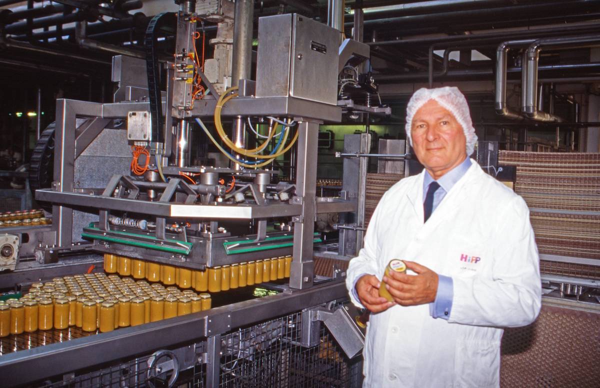 Unternehmer Claus Hipp in der Produktionshalle der Hipp Werke in Pfaffenhofen, Deutschland 2005.