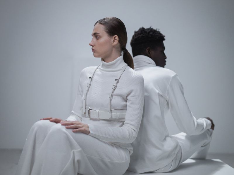 Ein Paar sitzt Rücken an Rücken