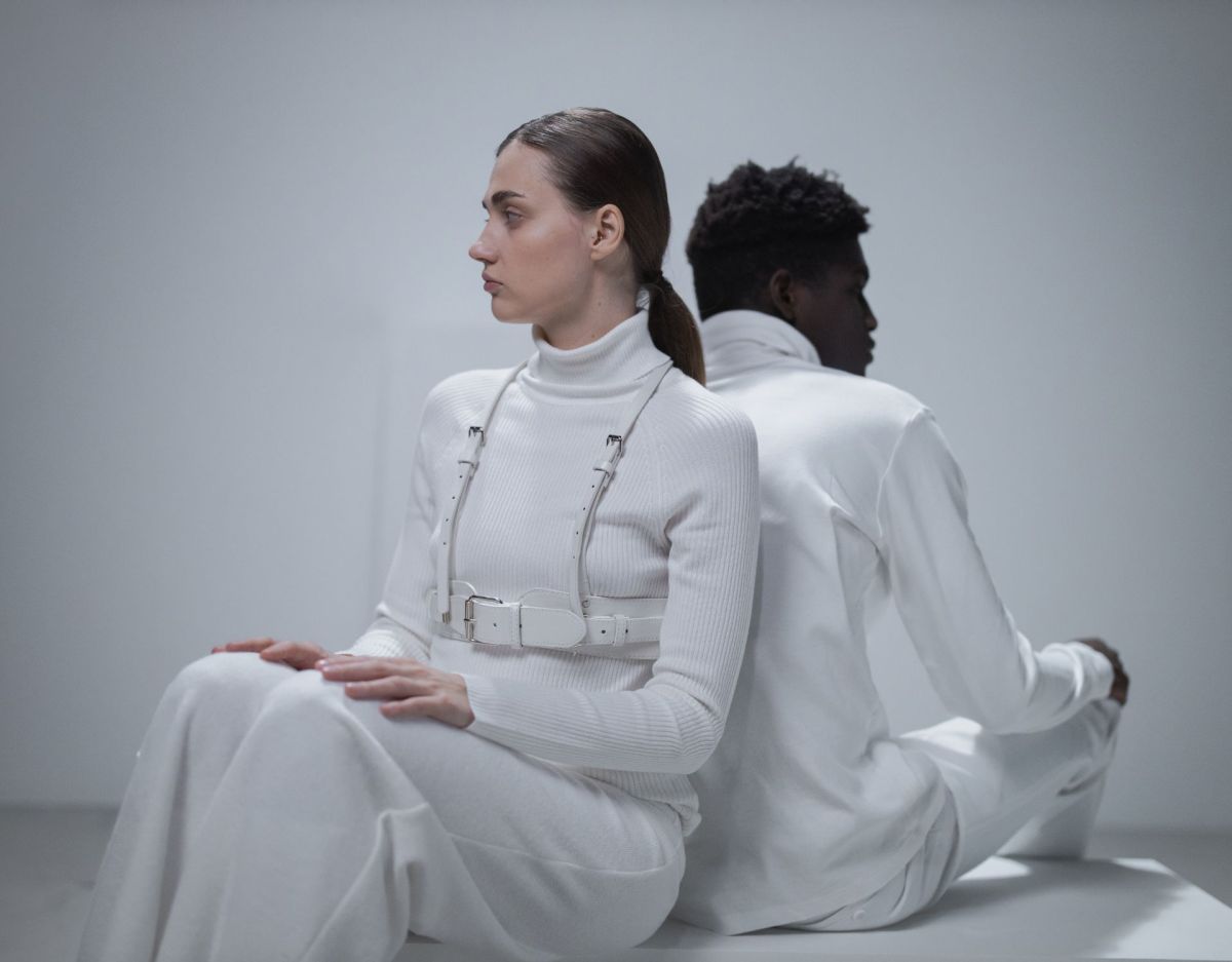 Ein Paar sitzt Rücken an Rücken