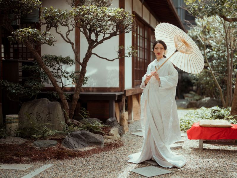 Frau im japanischen Garten