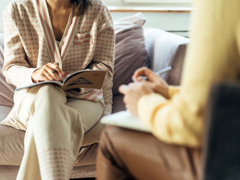 Zwei Frauen in Sesseln sitzen und unterhalten sich.