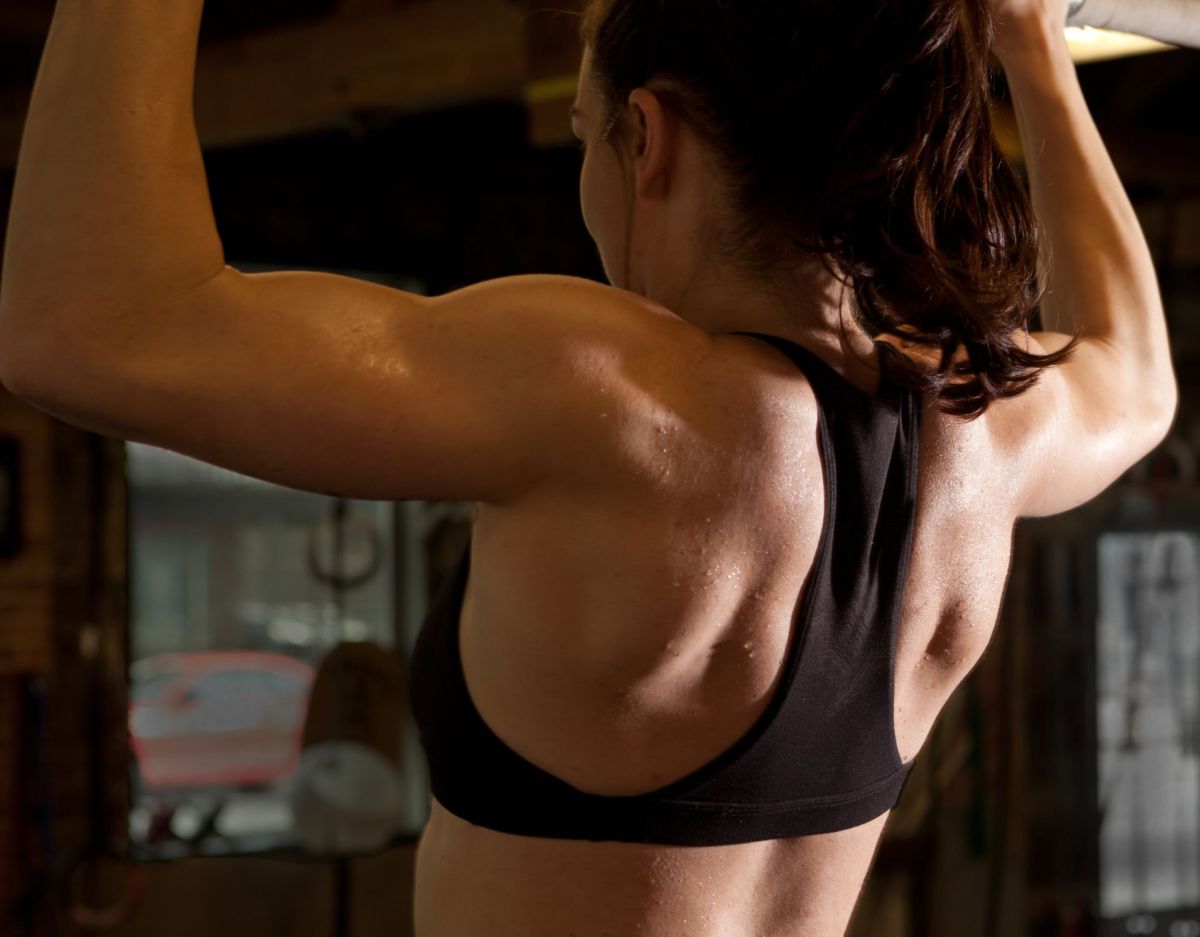 Frau Fitnessstudio Klimmzüge