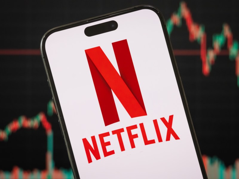 Das Logo von Netflix auf dem Handy.
