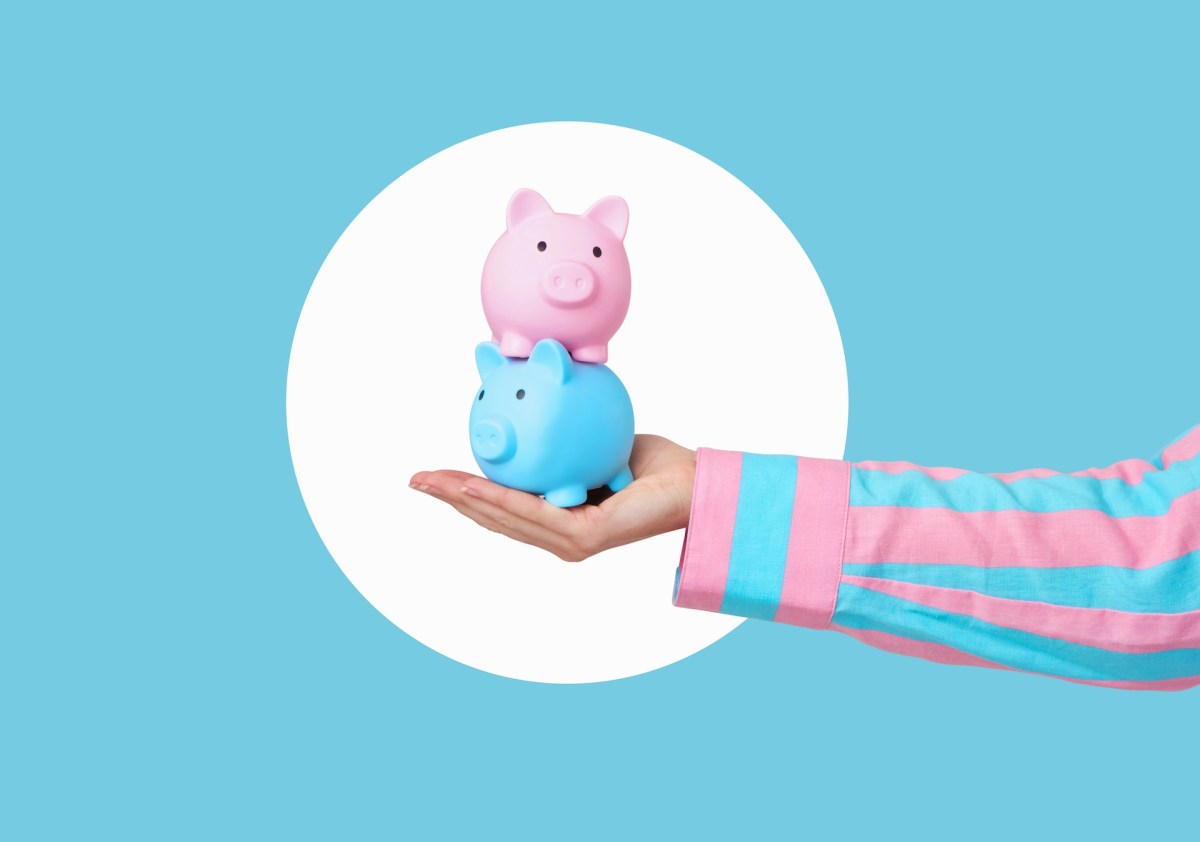 Zwei Sparschweinen balancieren auf einer Hand.