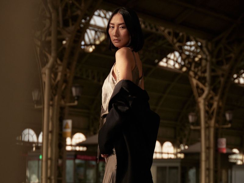 Frau mit Architektur