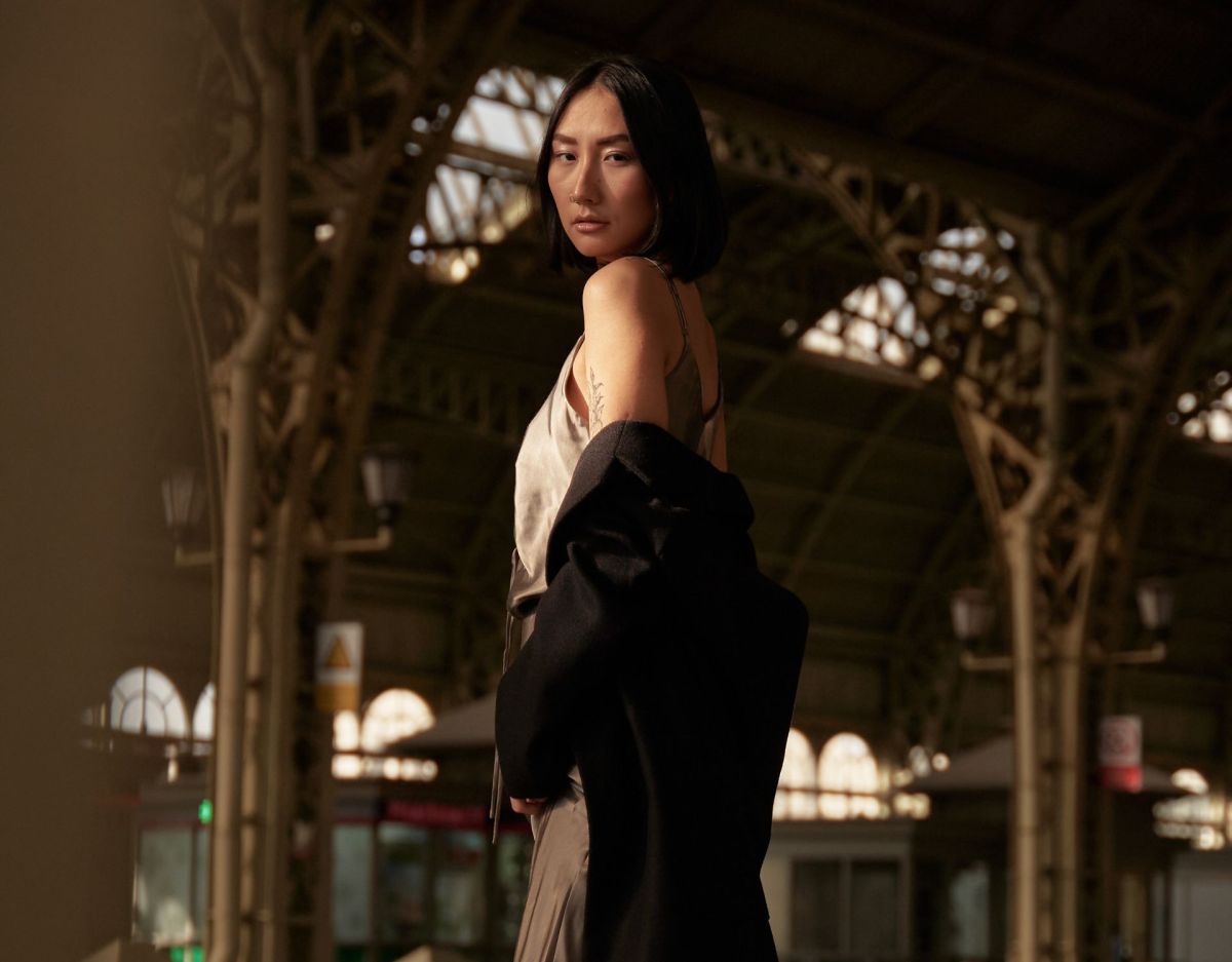 Frau mit Architektur