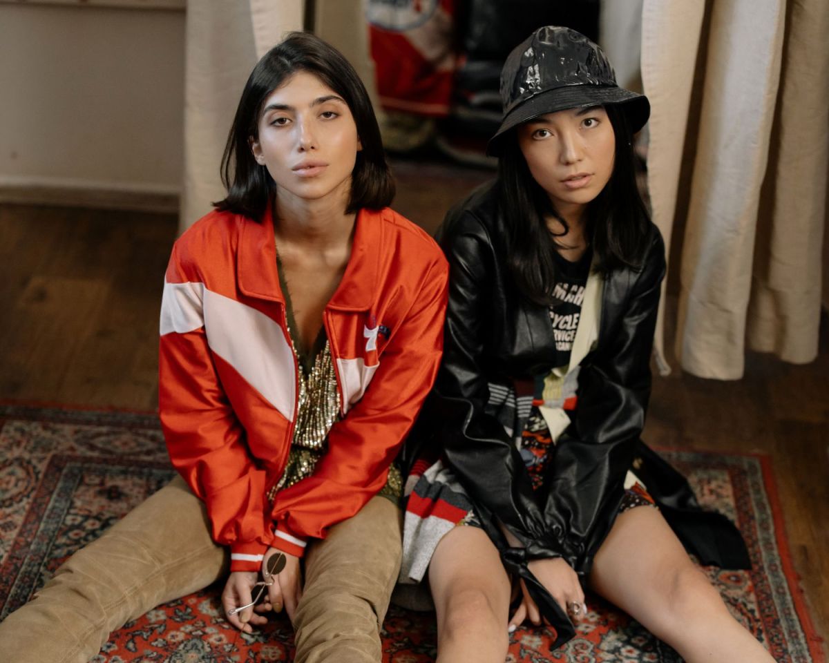 Frauen sitzen auf einem Teppich