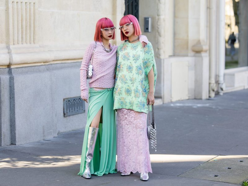 Zwei Frauen mit pinken Haaren und rosa-grünem Outfit.