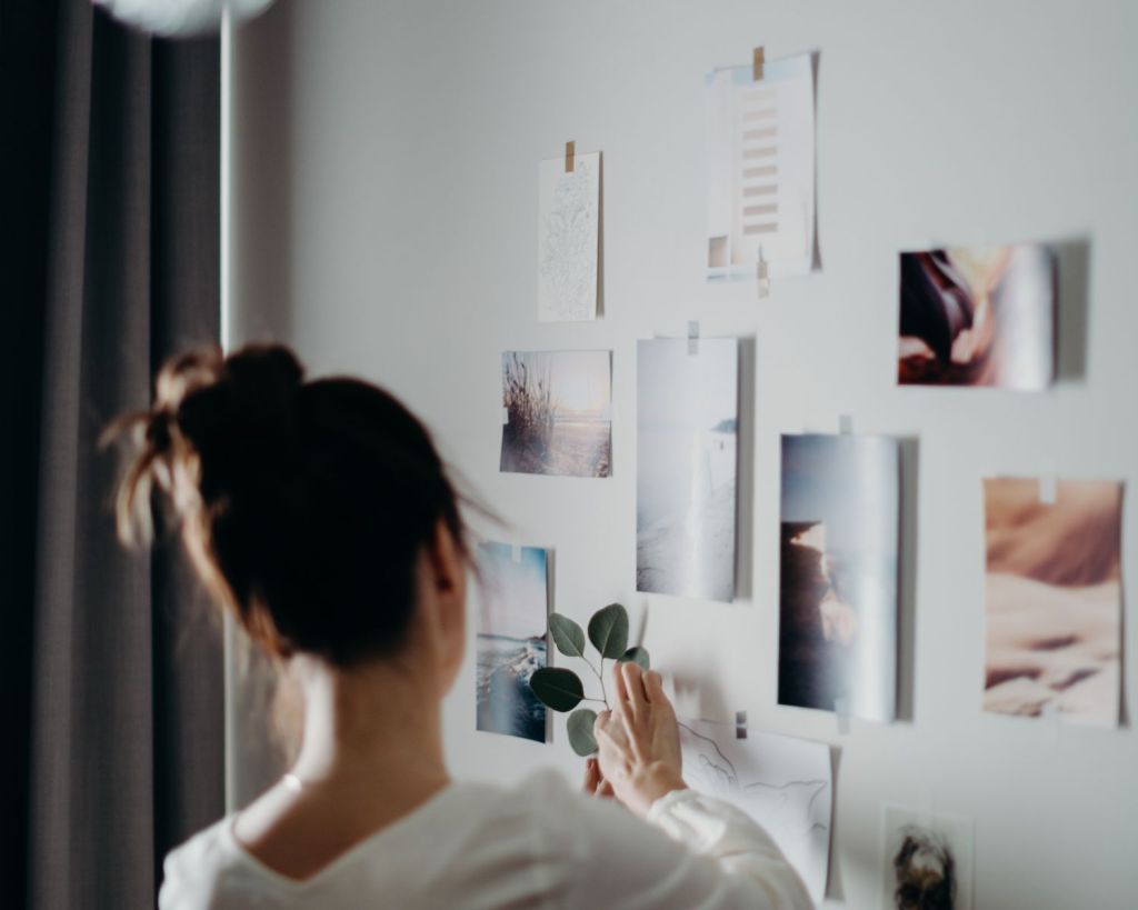 Frau mit einem Visionboard