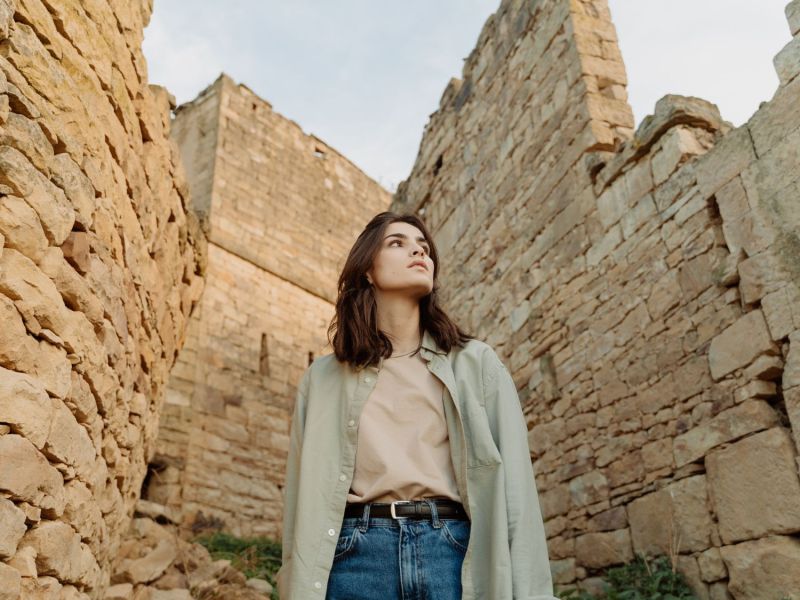 Frau in archäologischen Ruinen