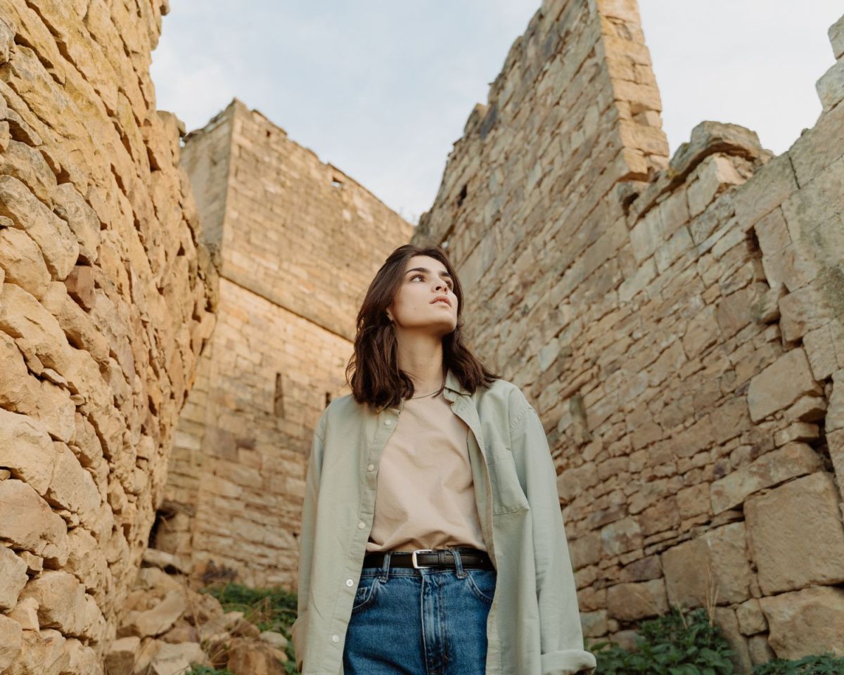 Frau in archäologischen Ruinen