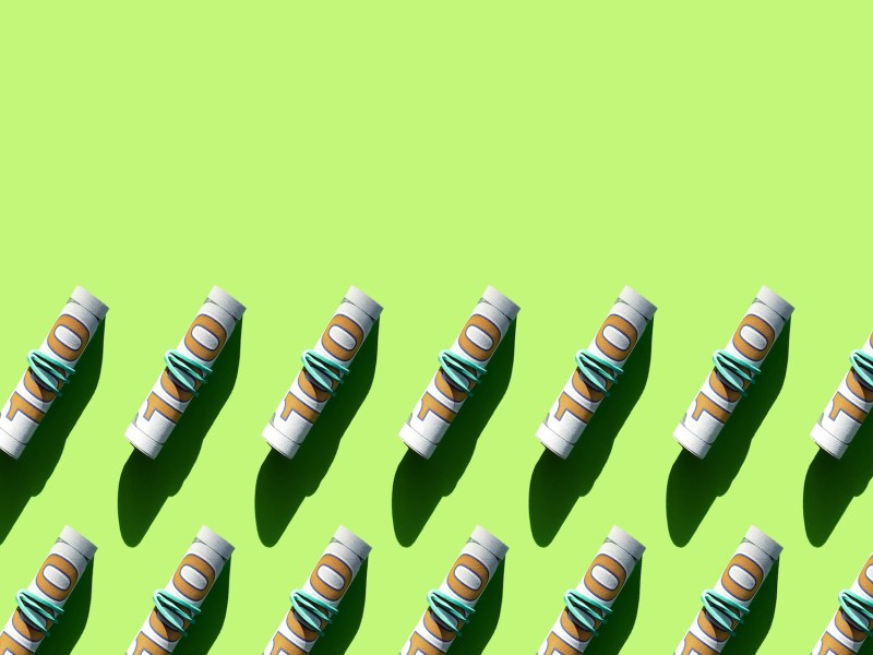 Geldscheine auf einem grünen Hintergrund.