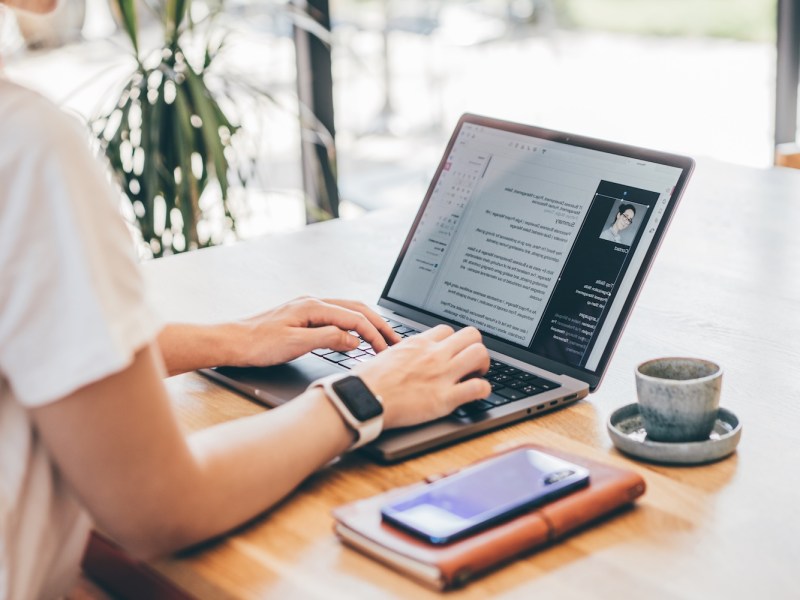 Frau bearbeitet ihre Bewerbung am Laptop.