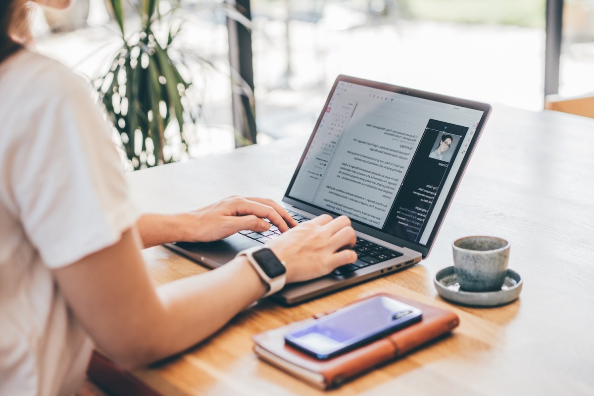 Frau bearbeitet ihre Bewerbung am Laptop.