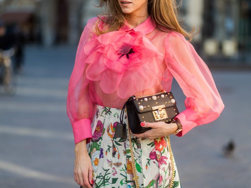 Frau mit pinker Bluse