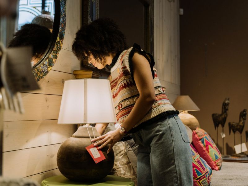 Frau tätigt einen Deko-Kauf