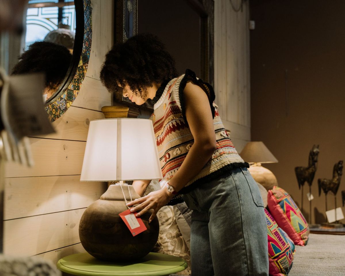 Frau tätigt einen Deko-Kauf