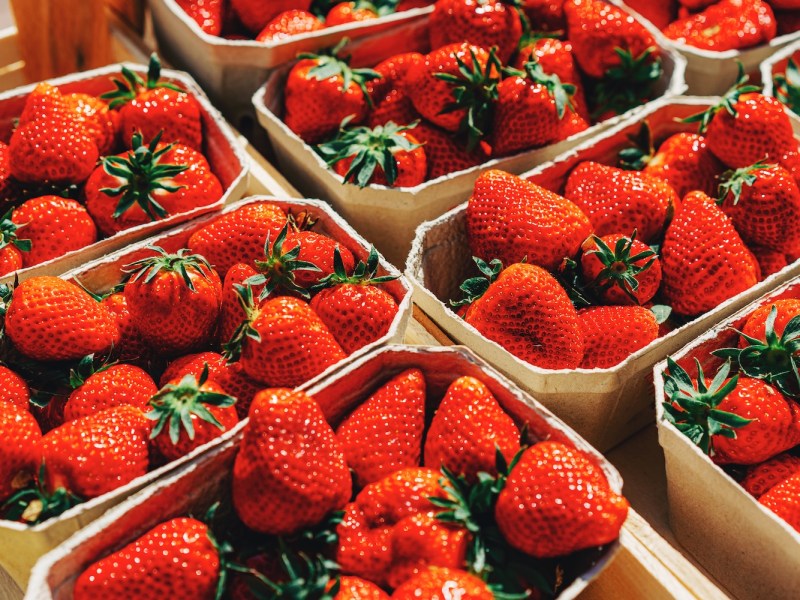 Erdbeeren am Marktstand.