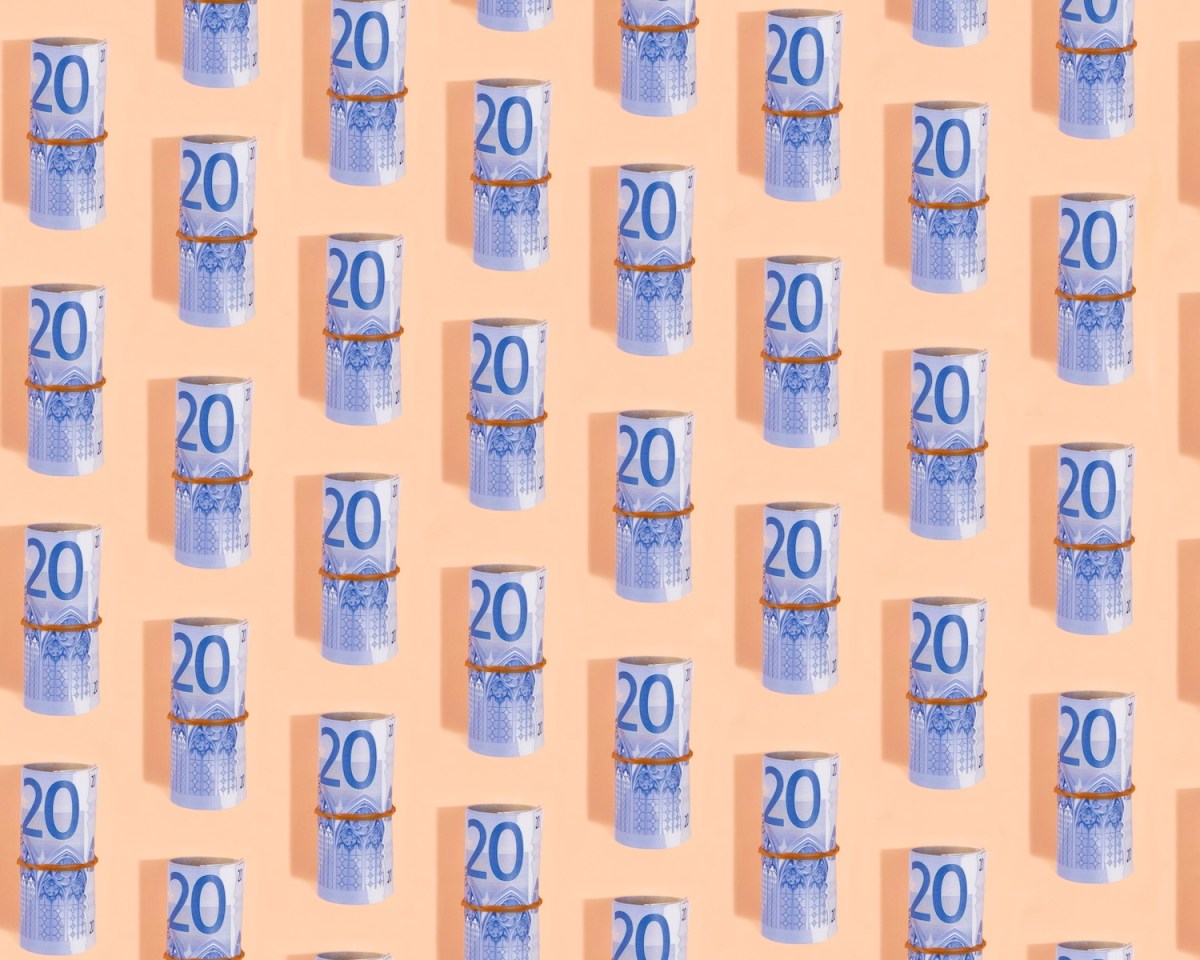 Zwanzig-Euro-Banknoten auf beigen Hintergrund.