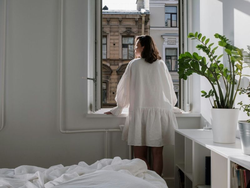 Frau vor dem Fenster