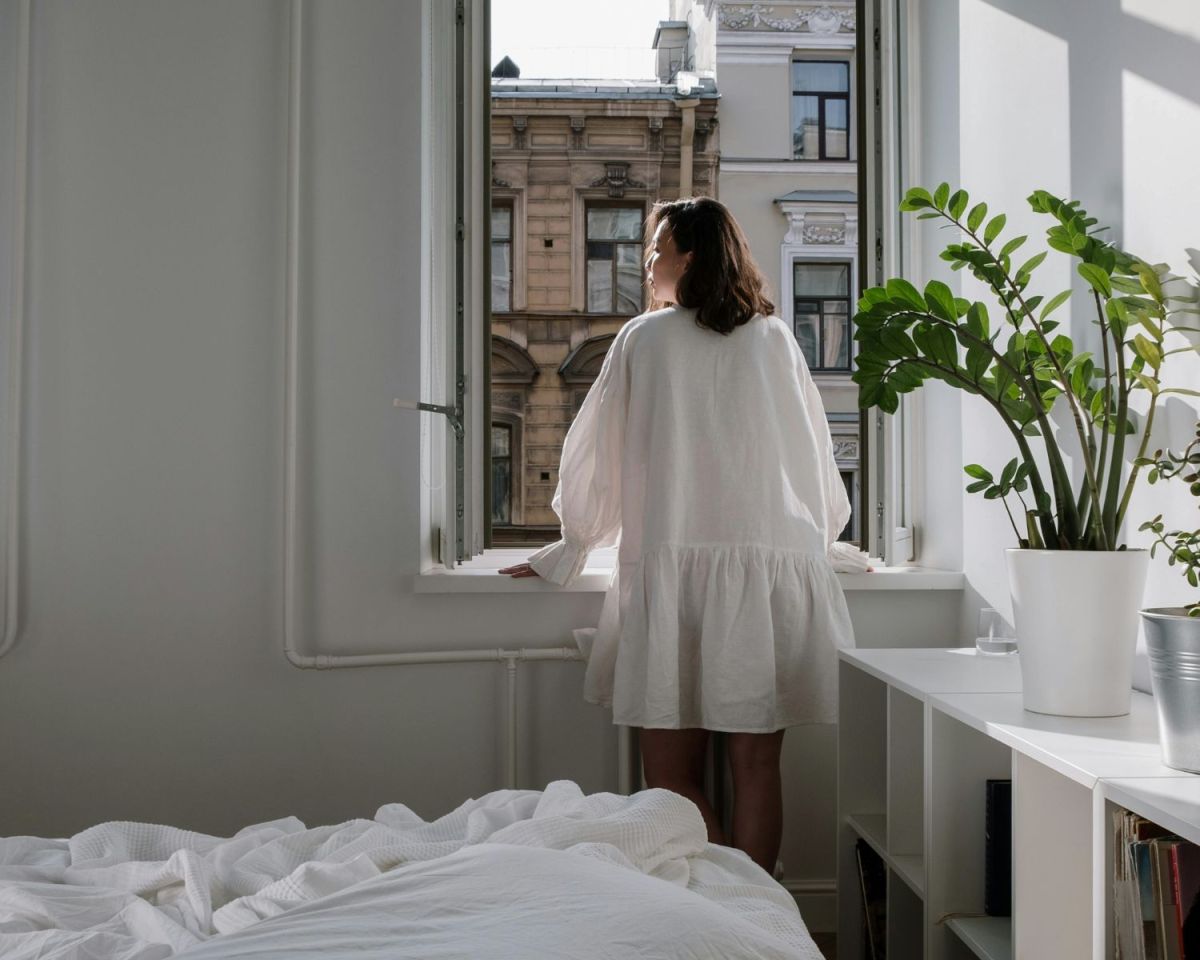 Frau vor dem Fenster