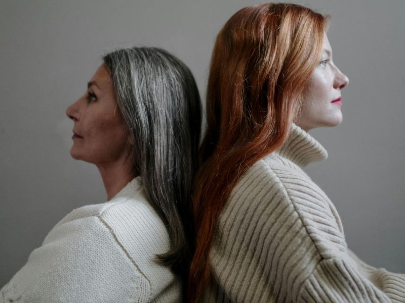 zwei Frauen Rücken an Rücken