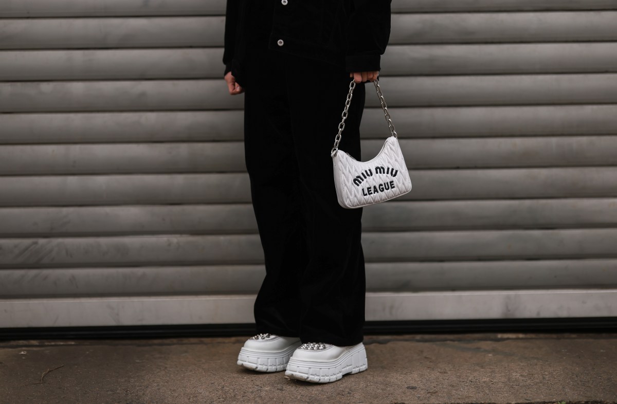 Frau mit Plateau Sneakern