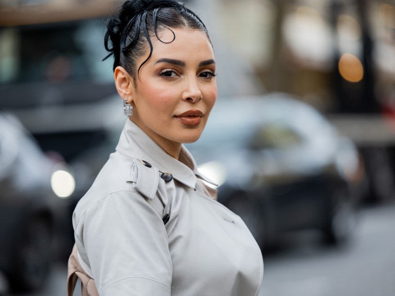 Frau trägt Sleek Frisur