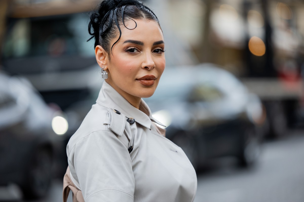 Frau trägt Sleek Frisur