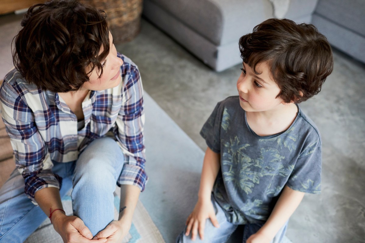 Wie erklärt man seinem Kind das Thema Krieg, wenn es danach fragt? 3 wichtige Tipps.