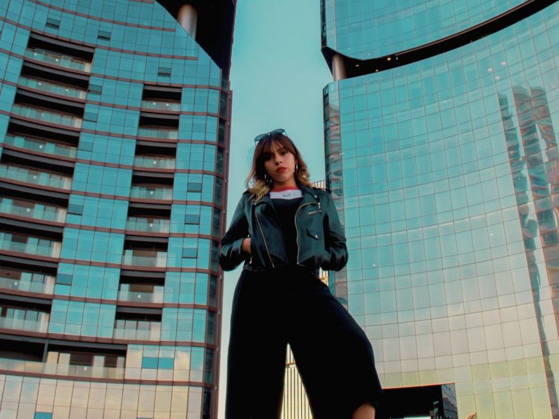 Frau vor Hochhäusern