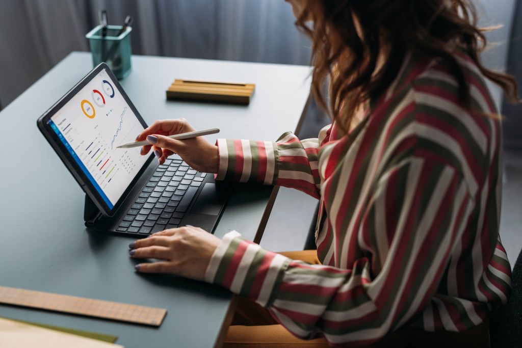 Eine Frau arbeitet am Laptop.