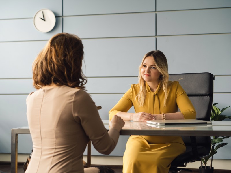 Zwei Frauen führen im Büro ein Gespräch.