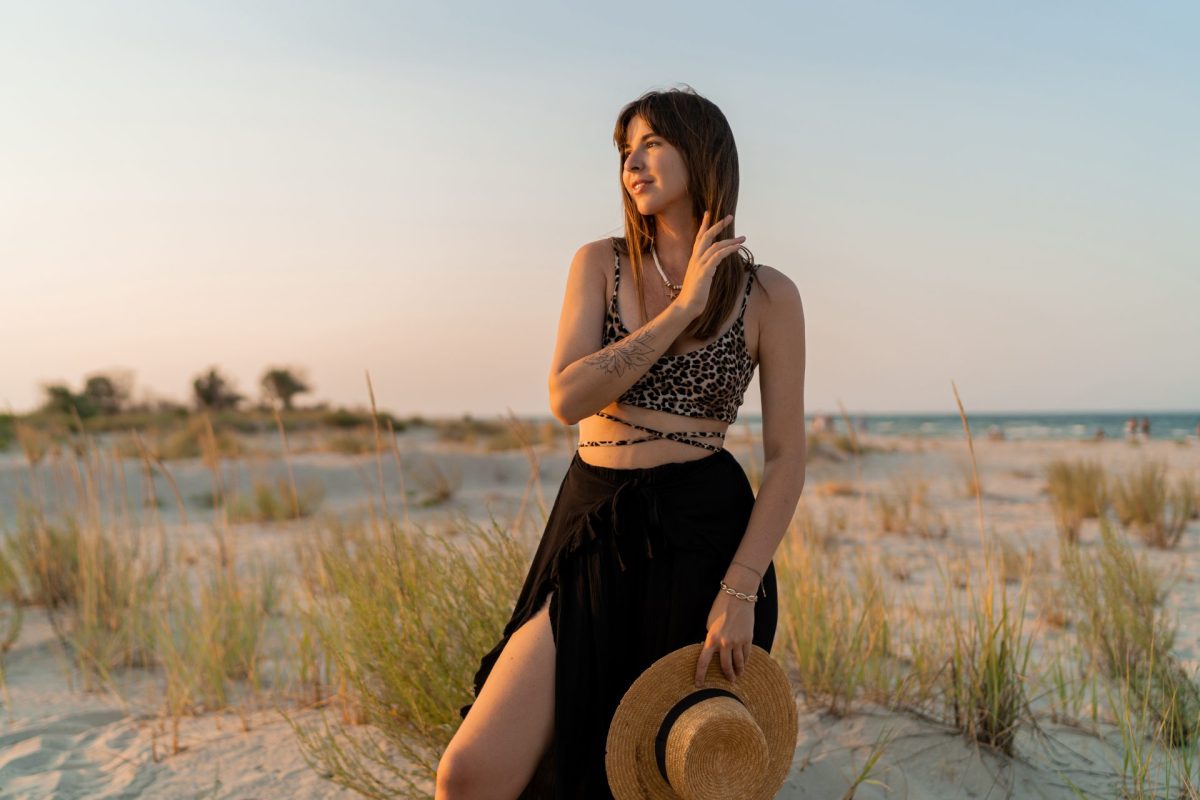 Frau am Strand mit schönem Outfit