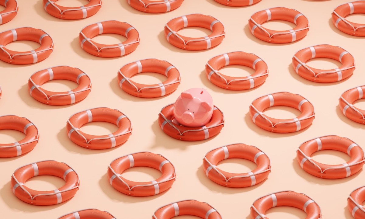 Konzeptbild eines einzelnen Sparschweins in einem Rettungsring.