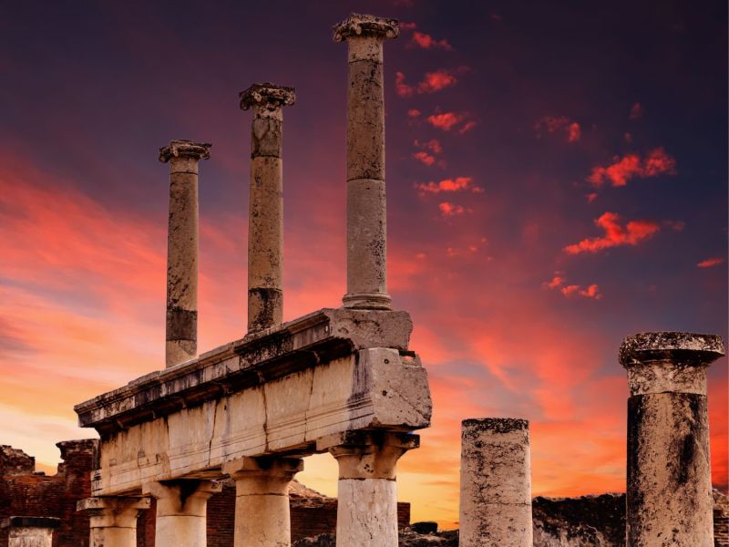 Ruinen von Pompeji vor dem Sonnenuntergang