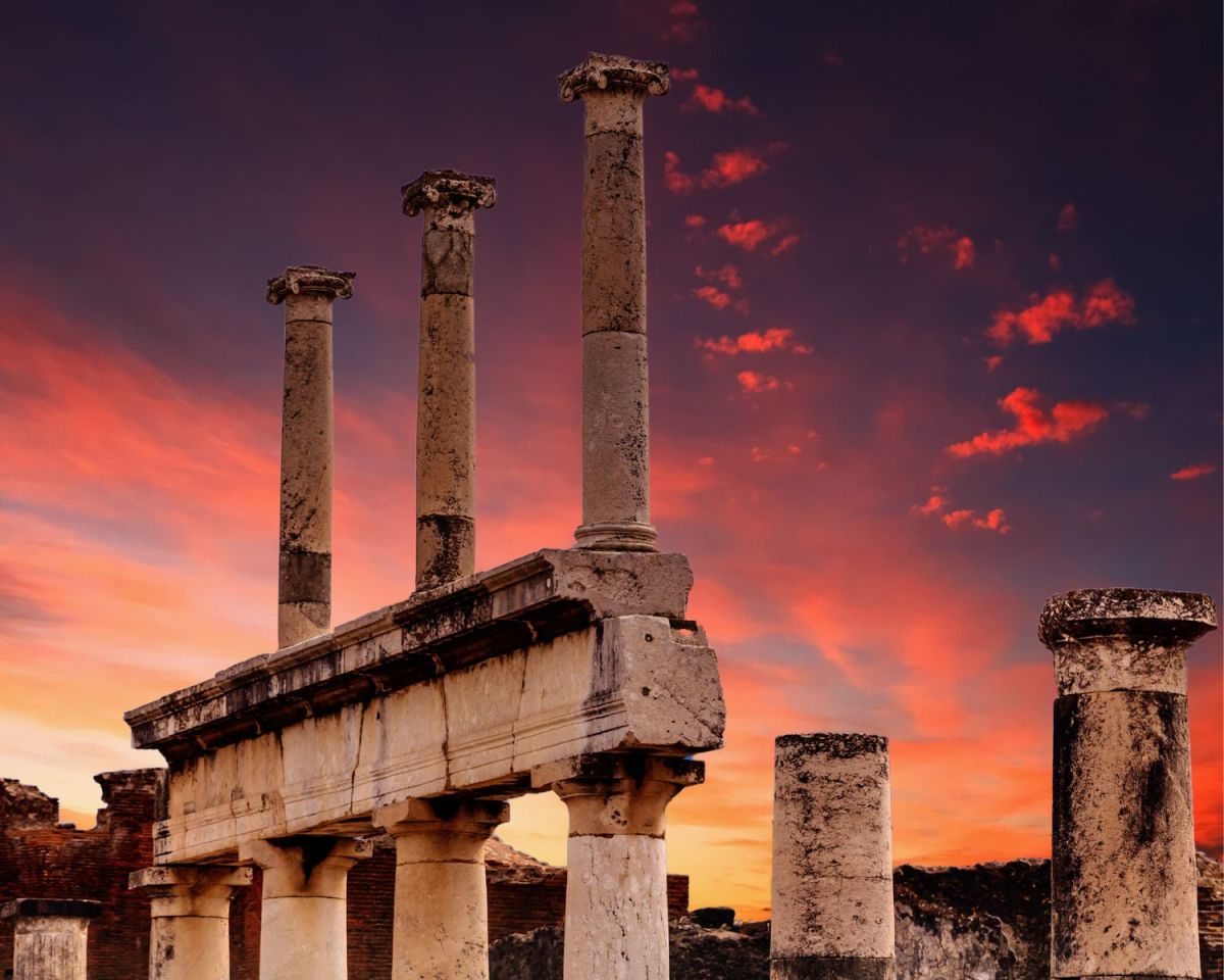 Ruinen von Pompeji vor dem Sonnenuntergang