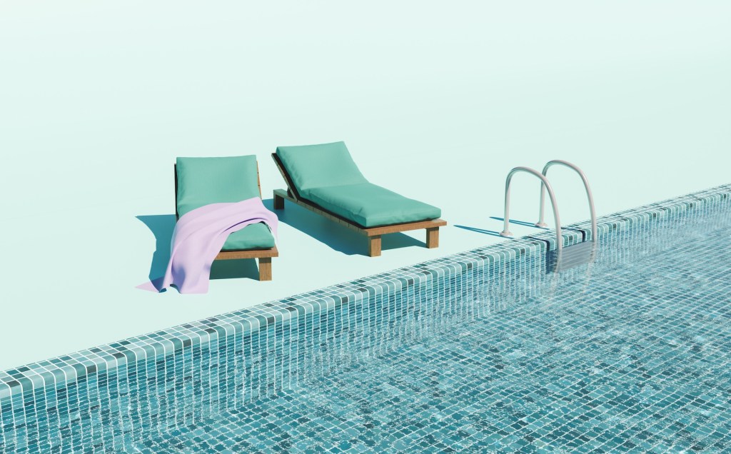 Minimalistische Poolszene mit klarem Wasser, Metalltreppen und gepolsterten Liegen mit einem Handtuch.
