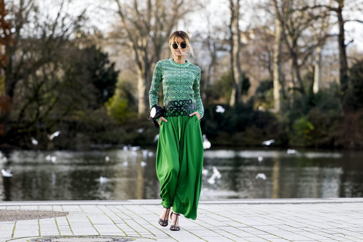Frau mit grüner Pumphose