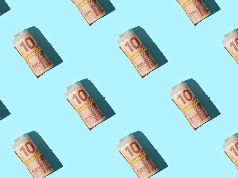 Muster mit zehn Euro Geld auf blauem Hintergrund.