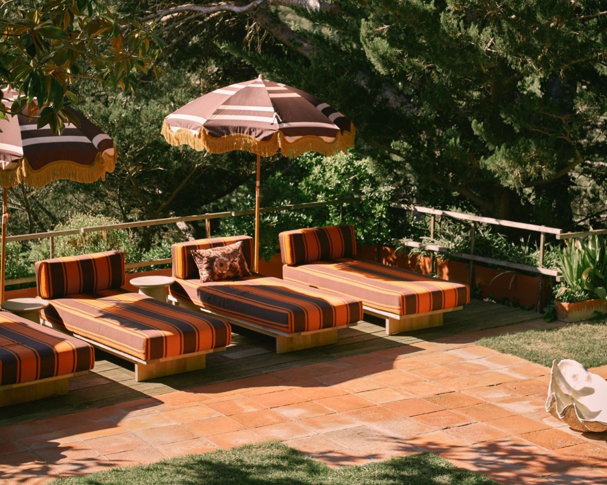 Gestreifte Outdoor-Möbel auf einer Terrasse.