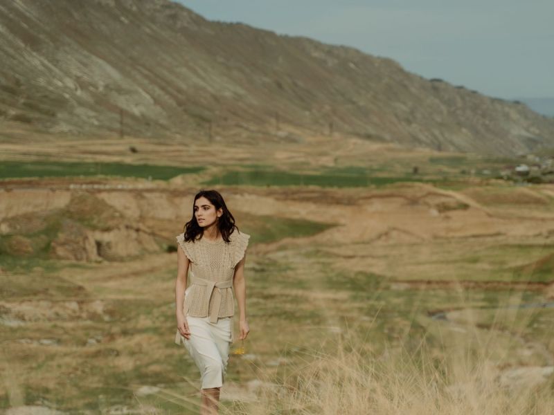 Frau geht durch die Wiese, nahe Bergen