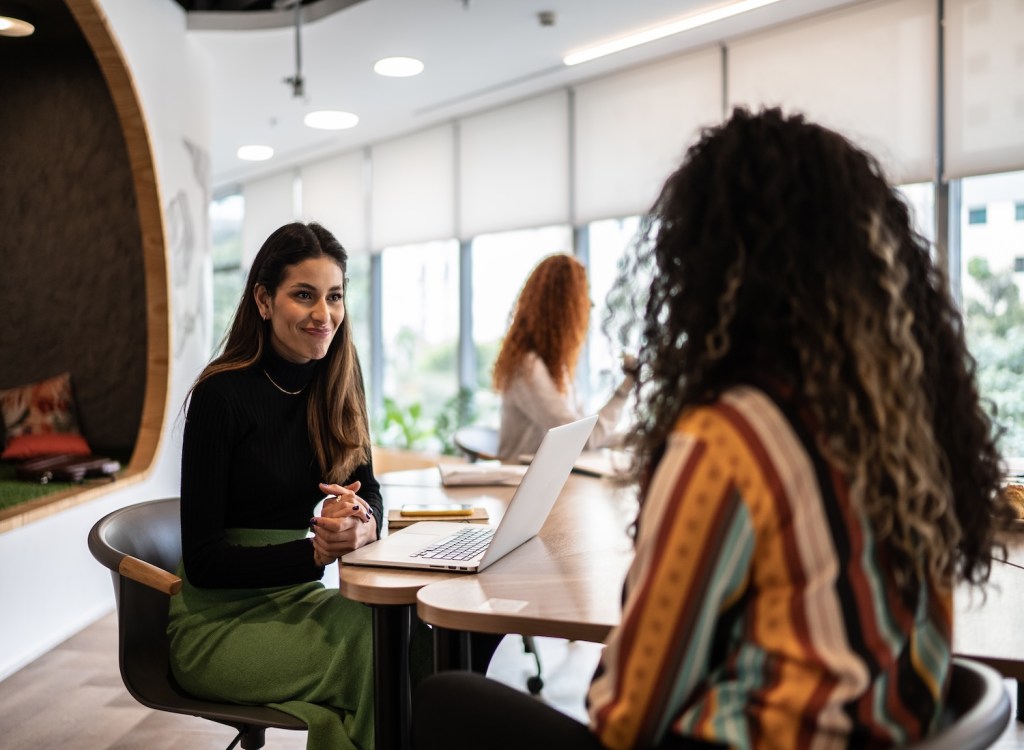 Zwei Frauen f&uuml;hren im B&uuml;ro ein Gespr&auml;ch.