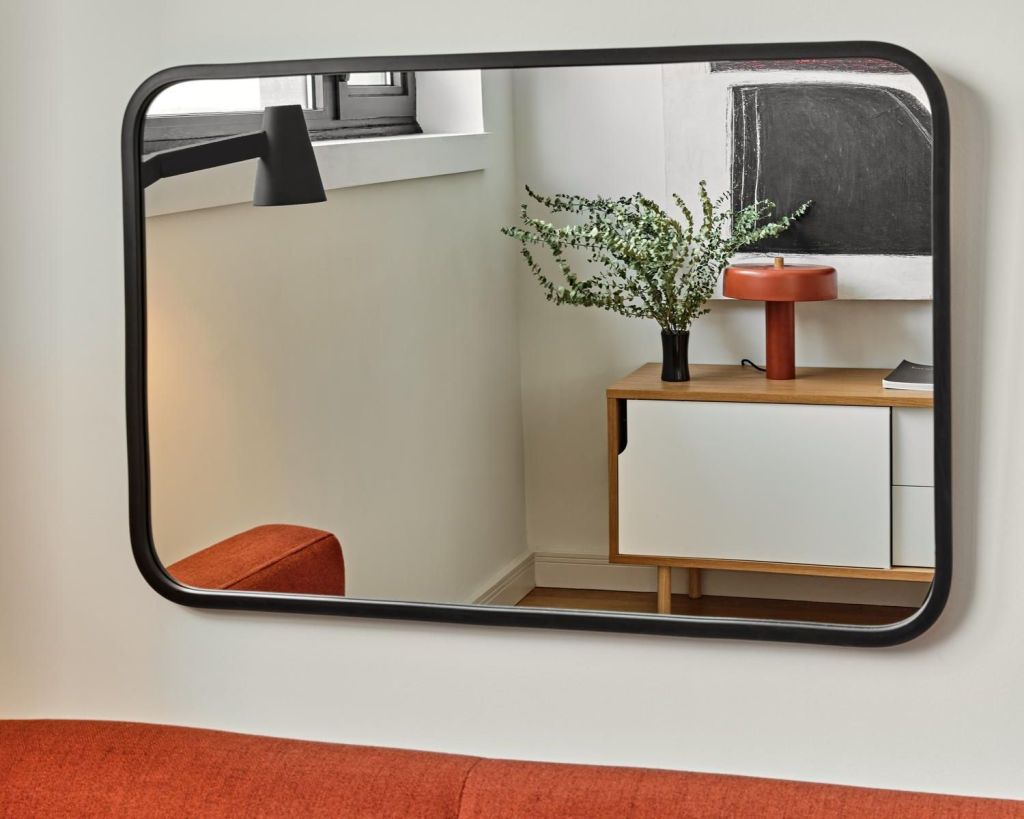 Ein Spiegel zeigt ein rot-braunes Interior