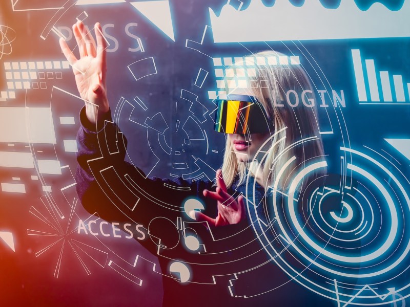 Programmiererin arbeitet mit persönlichen Daten in virtueller Brille.