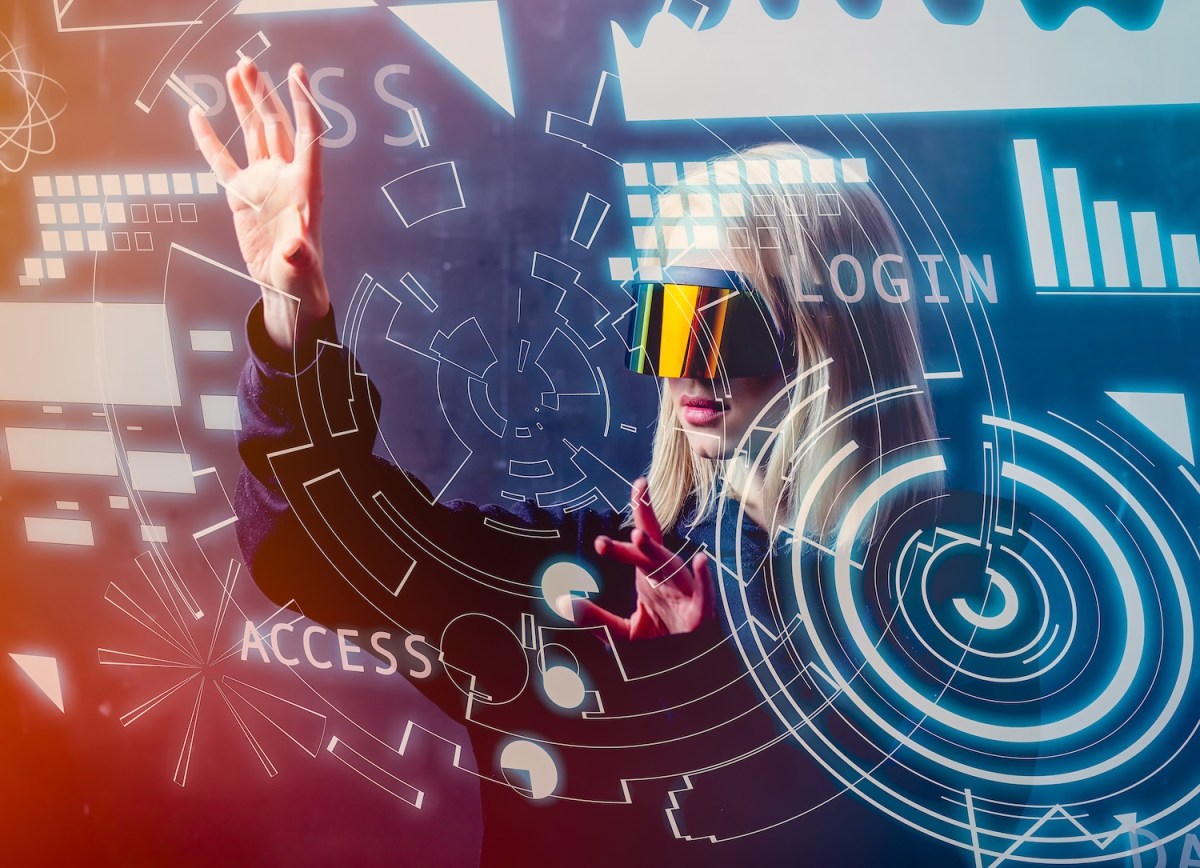 Programmiererin arbeitet mit persönlichen Daten in virtueller Brille.