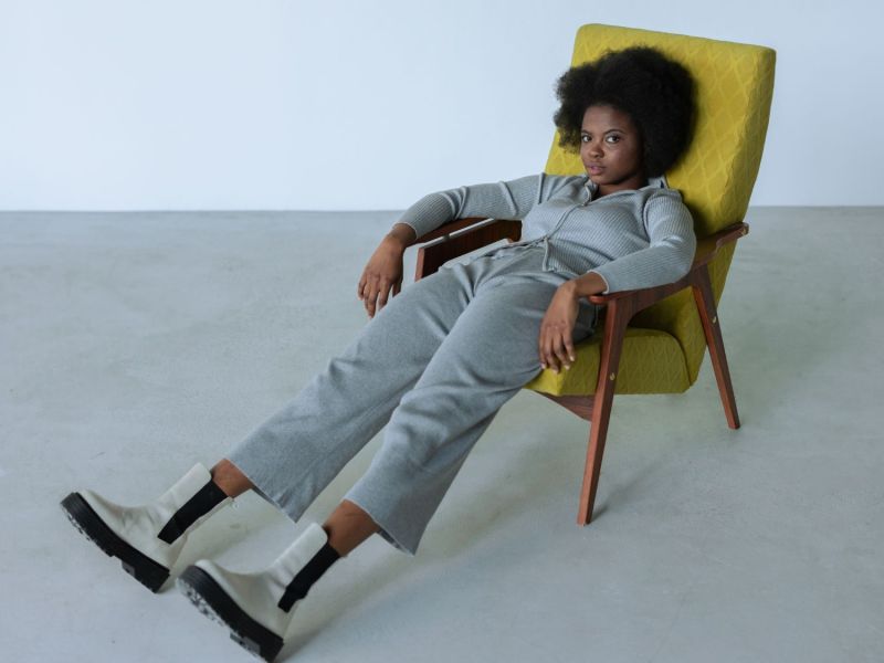 Frau sitzt in einem Sessel