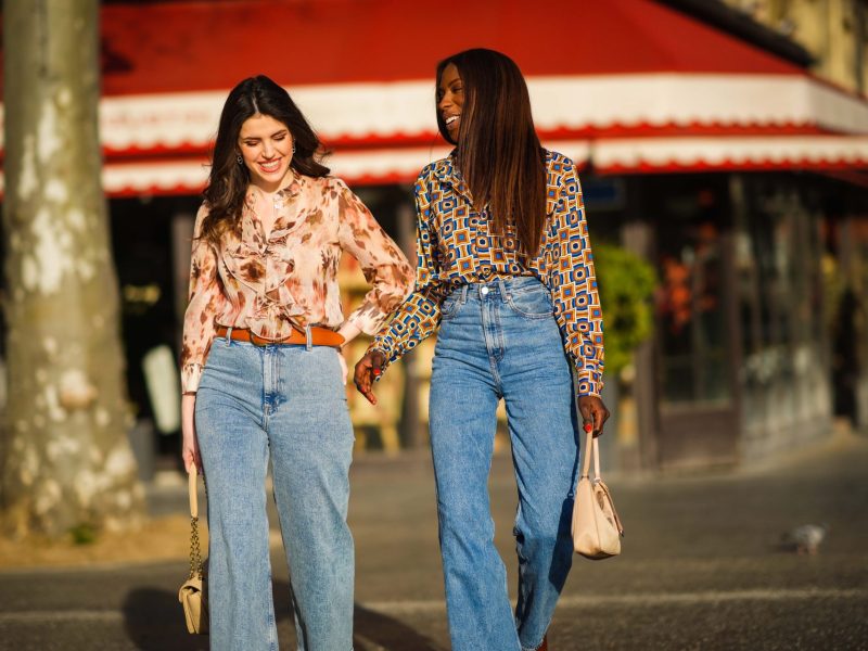 Frauen mit Bluse und Jeans